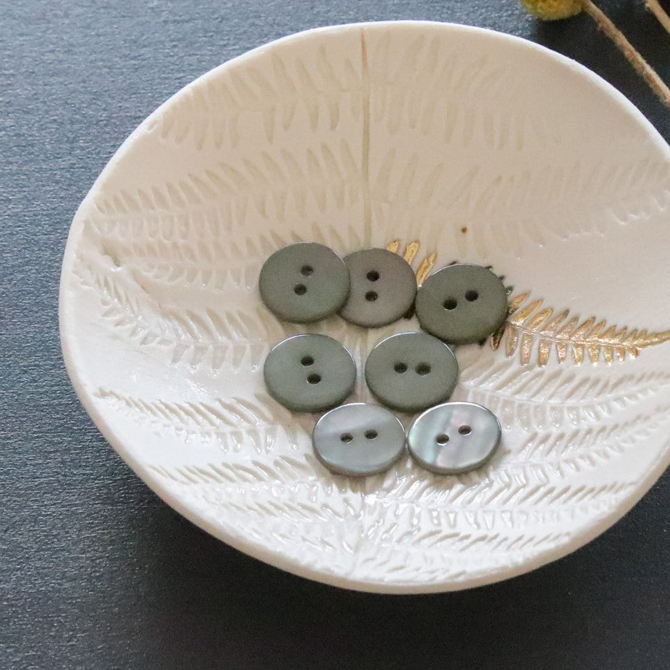 Lise Tailor - Flat button (Mother of Pearl)