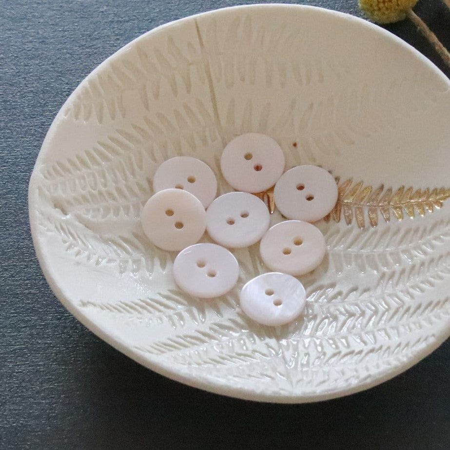 Lise Tailor - Flat button (Mother of Pearl)